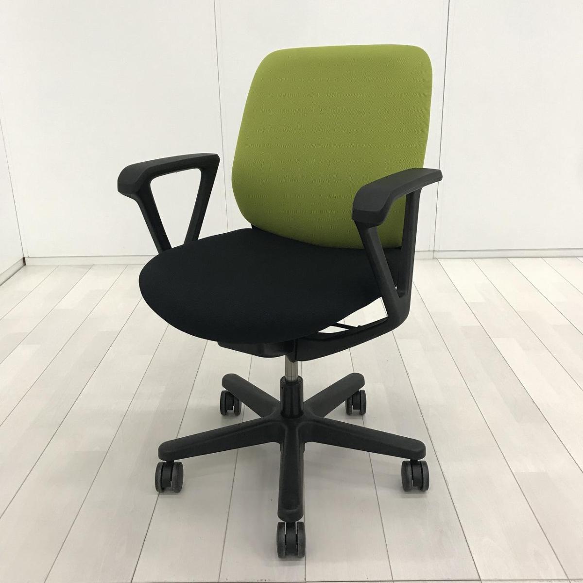 【全ての機能をコンパクトに！クッション性が高く座り心地が良い！】　■イトーキ(ITOKI)製　トルテ(Torte)チェア　肘付　ローバック　■サークル肘　■背面：モスグリーン×座面：ブラック
                        トルテチェア
                                    中古
            