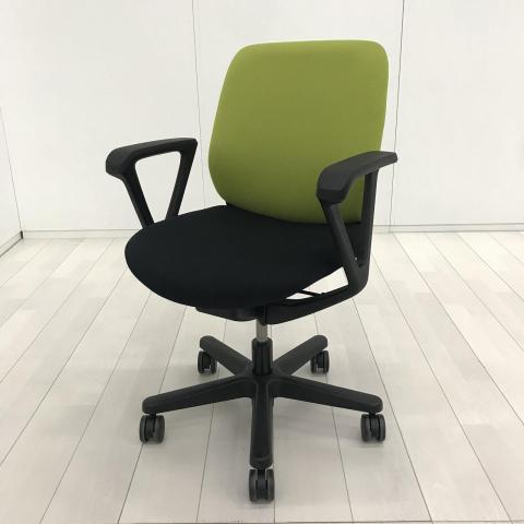 【中古】トルテチェア  イトーキ（ITOKI） 肘付ローバックチェア
