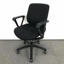 【定価約5万円】【全ての機能をコンパクトに！クッション性が高く座り心地が良いチェア！】■イトーキ(ITOKI)製　トルテRチェア(torte_R)　肘付　ローバック　クッションタイプ　■サークル肘　■ブラック