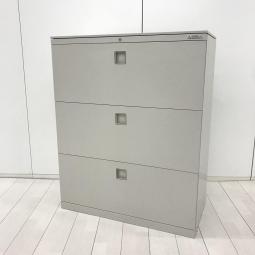 【オフィスの必需品！大容量の三段キャビネット！】■オカムラ（okamura）
■3段ラテラル　ローキャビネット　W900×D450㎜　 ■天板付き　■シリンダー鍵　【HU】【関東倉庫在庫品】【弊社使用欄：A01045930】