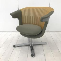 【コミュニケーションの場を広げるコラボレーションチェア！】■スチールケース(Steelcase)製　アイツーアイ(i2i)シリーズ　コラボレーションチェア　肘付　ミーティングチェア　■固定肘・キャスター付　■イエロー×ベージュ