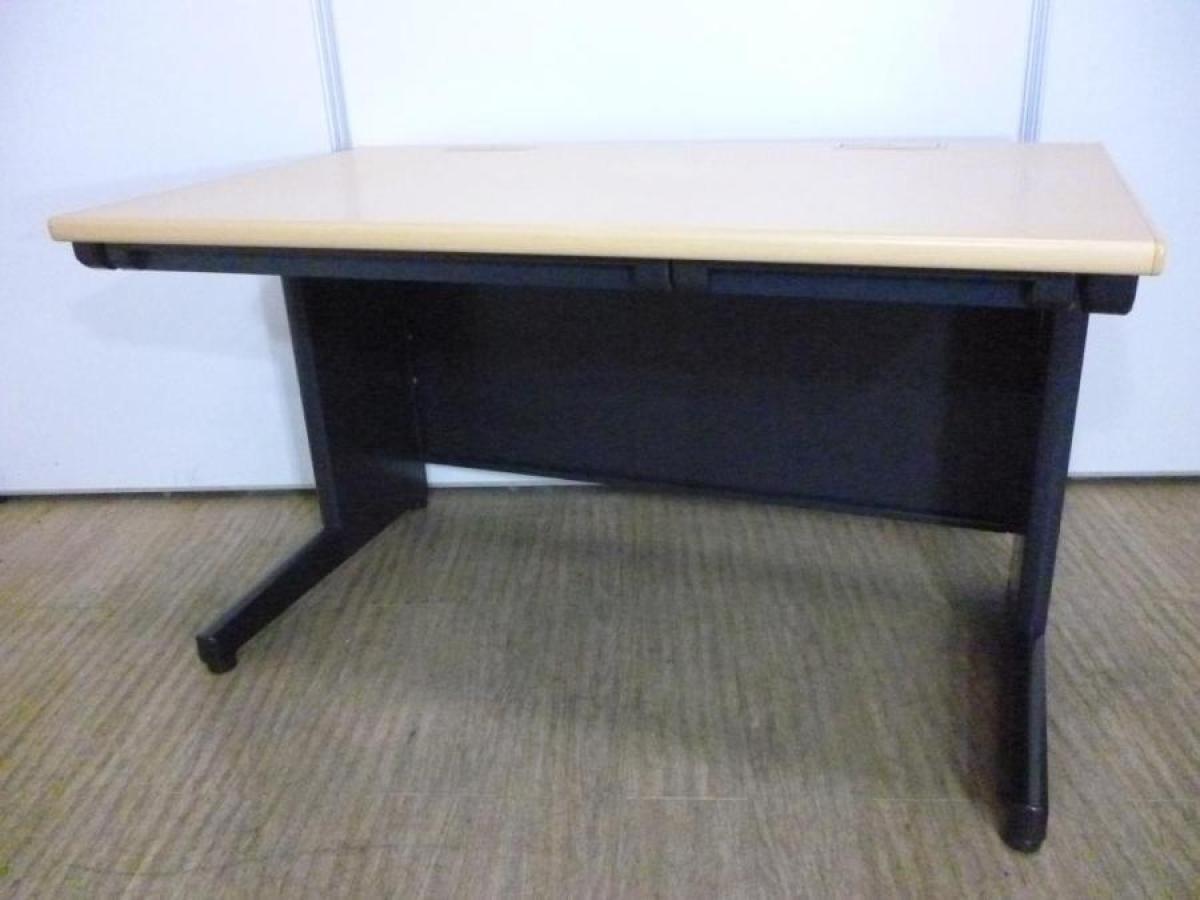 【4/3(金)入荷予定の商品となります！】【スタンダードなデザインで使いやすい！　人気上昇中の木目×ブラックカラーのデスクが入荷！】■イトーキ（ITOKI）製　CZＸシリーズ　平机　引き出し付　W1200×D700㎜　■ナチュラル(木目)×ブラック
                        CZXデスク
                                    中古
            
