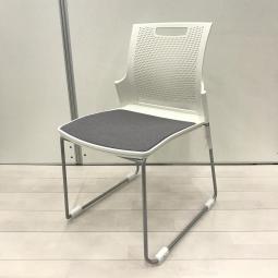 【4/3(金)入荷予定の商品となります！】【ミーティングルームやリフレッシュルーム用としてオススメ！　重ねて収納できます！】■オカムラ(okamura)製　スカラールフト(SCHOLAR LUFT)　スタッキングチェア　■座面：グレー/背面樹脂：ホワイト　■キャスター無し