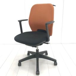 【スタンダードなデザインに充実の機能搭載！】■ウチダ（UCHIDA）製　シエルト（CIERTO）チェア　肘付ミドルバック　■固定肘　■テラコッタ（オレンジ）　【弊社使用欄：A01061087】