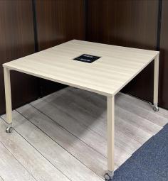 【キャスター付きで移動らくらく！　脚内側取付で並べて大型テーブルのように使用可能！】■オカムラ/アプションフリー　ミーテングテーブル　ワークテーブル　W1200×D1200×H730mm　■プライズウッドライト　■キャスター付き　■コンセント・USB口付き