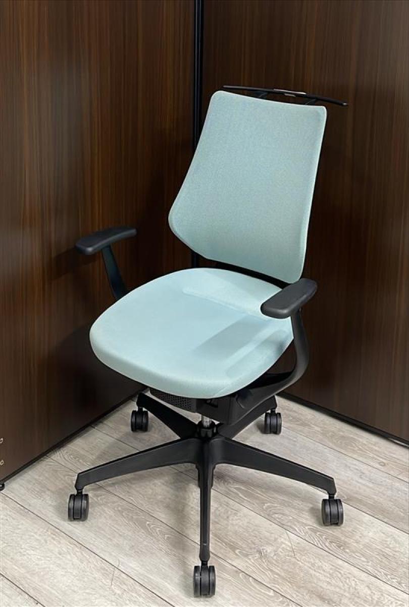 【イスとひとつになれる新感覚！　揺れ動く座面で体幹も整える！】■コクヨ（KOKUYO）製　イングチェア（ing）　肘付ハイバック　バーチカルタイプ　■アッシュターコイズ　■背面メッシュ　■固定肘　■コートハンガー付き
                        イング バーチカル 樹脂
                                    中古
            