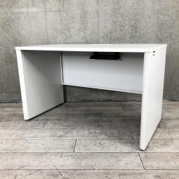 【定価約9万円】【パネル脚が珍しい！安心の国内メーカーのシンプルなオフィスデスク！】 ■イトーキ（ITOKI）製　CZRシリーズ　平机　引き出し無　W1200×D600㎜　■パネル脚　■配線口　■ホワイト