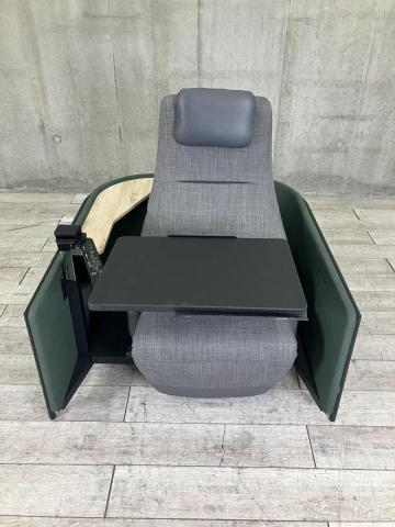 【姿勢を選べるシートとテーブルがソロワークを快適に！】■コクヨ(KOKUYO)製　ドップ(dop)シリーズ　ソロワーク用ブース　コンパクトタイプ　■電動リクライニングチルト　■W1150×D1300×H1200mm　■肘・脚なし　■張り地素材：布　■テーブルあり　■ディープグリーン【弊社使用欄：A01056988】