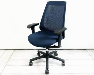 【理想的な作業姿勢をキープ！デスクに納まりの良いコンパクトメッシュチェア！】■イトーキ(ITOKI)製　ノナ(nona)チェア　ハイバック　肘付き　背面メッシュ　■可動肘　■ネイビーブルー×ブラックシェル　【弊社使用欄：A01068181】