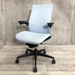 【4/7に８脚入荷予定！】【会議・ミーティング用にも使われてます！】◆コクヨ製　M4　肘付きチェア ソフトブルー