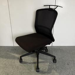 【在庫セール品・1脚限定】【T4】■ウチダ(UCHIDA)製　エルフィチェア　肘無ミドルバック　■ジェットブラック　■背面メッシュ　■ハンガー付【快適な座り心地を追求して新たに開発された最新メカニズム！ワンランク上の座り心地！】