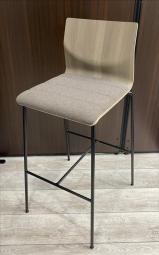 【在庫セール品・1脚限定】【T4】■オカムラ　スイープ（Sweep）　ハイチェア　■シェル：プライズウッドミディアム　座パッド：ダークブラウン　フレーム：ブラック　※座面若干シミあり【お洒落なカラーのハイチェア！　休憩スペースにいかがですか！】