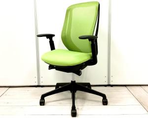 【30脚ロット入荷！！】【前傾チルト機能付き】【オカムラ製品で最も人気を集める高機能メッシュチェア！】■オカムラ（okamura）製　シルフィ（Sylphy）チェア　肘付き　ハイバック　背面メッシュ　■可動肘　■ライムグリーン×ブラックシェル【早いもの勝ち】