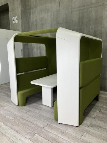 【限定1セット】【ABW】【チームのメンバーと集い、ミーティングやコミュニケーションの場を広げるブース！】■イトーキ(ITOKI)製　カコミ(cacomi)シリーズ　4人用ミーティング・ファミレスブース　W2200×D2100㎜　■ソファ・テーブル付き　■内側：グリーン ／外側：ホワイト【弊社使用欄：A01049456】