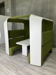 【限定1セット】【ABW】【チームのメンバーと集い、ミーティングやコミュニケーションの場を広げるブース！】■イトーキ(ITOKI)製　カコミ(cacomi)シリーズ　4人用ミーティング・ファミレスブース　W2200×D2100㎜　■ソファ・テーブル付き　■内側：グリーン ／外側：ホワイト【弊社使用欄：A01049456】