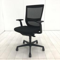 【長時間のデスクワークもランバーが快適にサポート！オフィスの定番チェア！起業や入替に！】■オカムラ(okamura)製　エスクード(ESCUDO)チェア　ハイバック肘付　背面メッシュ　■可動肘・ランバーサポート付き　■ブラック 【弊社使用欄：A01061733】