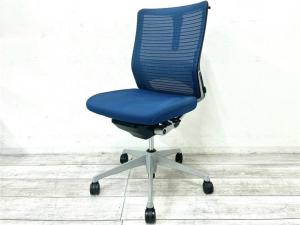 【定価約18万円】【満足度の高い座り心地！上質なクッション！機能性も充実！】■オカムラ/コーラル　■肘無ミドルバックチェア　■ブルーカラー　■背メッシュ 会議室にも執務室にも合います！