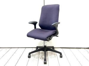 【在庫入替セール品！】カタログ現行品！【身体に合わせて自在にフィット！どんな体格の方でも快適な座り心地をご提供！】/オススメ(おすすめ) /人気商品【弊社使用欄：A01049385】■オカムラ(okamura)製　スフィア(Spher)チェア　肘付き　ハイバック　■固定肘　■パープル×ブラックシェル