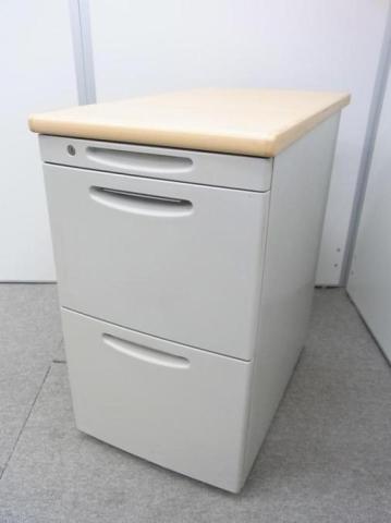 【582638】【希少な天板ナチュラルカラー】※若干の日焼けアリ　脇机　3段　Ａ４ファイル2段収納可能　■オカムラ■SD-V　H700　シリンダー錠　オフィスバスターズ　水戸サテライト　大子町　北茨城市　高萩市　日立市　常陸太田市　常陸大宮市　那珂市　東海村　ひたちなか市　城里町 水戸市　笠間市　茨城町　大洗町　小美玉市