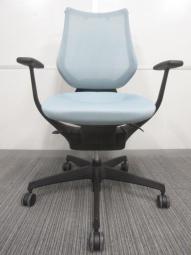 【無重力のような新感覚の座り心地！】■コクヨ　イングチェア　肘付　ライトブルー　ハンガー付　アッシュターコイズ　■360°揺れて体を自由に動かせる「グライディング・メカ」搭載！【KOKUYO　ing】★