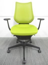 【360°揺れて体を自由に動かせる「グライディング・メカ」搭載！】■コクヨ　イングチェア　肘付　グリーン　ライトオリーブ　■無重力のような新感覚の座り心地！【KOKUYO　ing】★