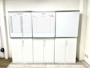 【定価20万円以上】【レアなホワイトボード付の上下書庫セット入荷！】■コクヨ/エディア　■ホワイトボード/行動予定表付　■ホワイト　■上段引き違い書庫＋下段両開き書庫