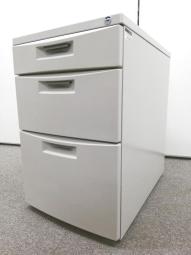 【在庫セール品・2台限定】【T4】■イトーキ（ITOKI）製　CZシリーズ　3段ワゴン　デスクインワゴン　H620㎜　■キャスター付　■ホワイトグレー（W7色）　■シリンダー錠【デスク下の収納・書類管理に！使いやすさ抜群のキャスター付き３段ワゴン】