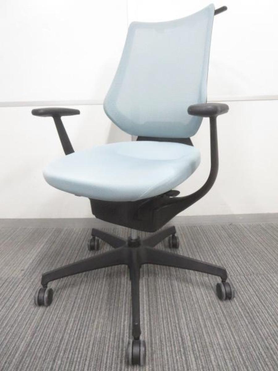 【4/7(火)入荷予定の商品となります！】【イスとひとつになれる新感覚！　360°揺れて体を自由に動かせる「グライディング・メカ」搭載！】■コクヨ（KOKUYO）製　イングチェア （ing）　肘付ハイバック　■ライトブルー　■背面メッシュタイプ　■固定肘　■コートハンガー付き
                        イング バーチカル 樹脂
                                    中古
            