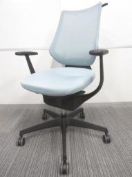 【4/7(火)入荷予定の商品となります！】【イスとひとつになれる新感覚！　360°揺れて体を自由に動かせる「グライディング・メカ」搭載！】■コクヨ（KOKUYO）製　イングチェア （ing）　肘付ハイバック　■ライトブルー　■背面メッシュタイプ　■固定肘　■コートハンガー付き