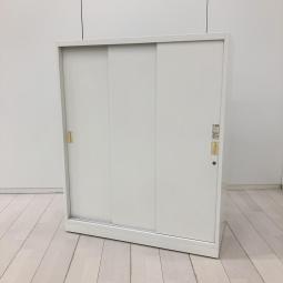【開閉スペースがいらないので省スペースに最適！】 ■オカムラ（okamura）製　レクトラインシリーズ　ローキャビネット　引き違い書庫　■3枚引き戸タイプ　■シリンダー錠　■ホワイト　※日焼け