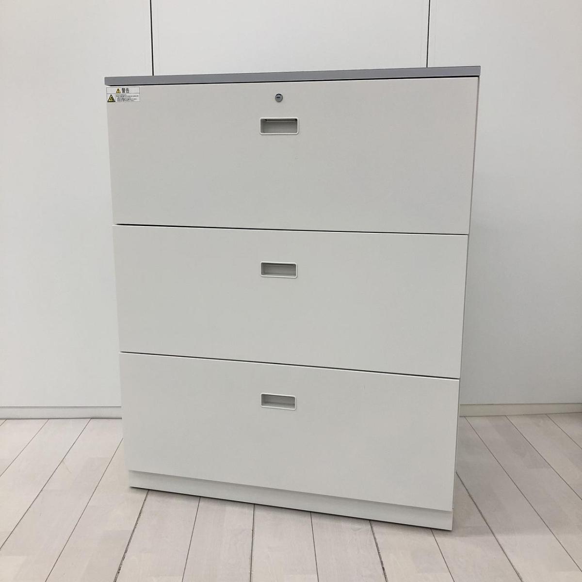 【オフィスの定番・必需品！A4ファイルも沢山収納可能な３段ラテラル書庫！収納力抜群！】■イトーキ（ITOKI）　シンライン（THIN LINE）シリーズ　3段ラテラル　ローキャビネット　■天板:エッジシルバー　■シリンダー錠　■ホワイト
                        シンライン
                                    中古
            
