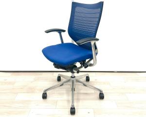 【在庫セール品・2脚限定】【T4】■オカムラ（okamura）製　バロン（Baron）　肘付ローバック　■ミディアムブルー　■背面メッシュ【オフィスの執務室、会議室におすすめ！　国産メッシュチェアの代表格！】