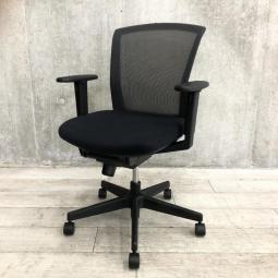 【メッシュタイプで安価な価格設定・機能をシンプルにまとめた、軽快な肘付きチェア】
■コクヨ製　バリシアシリーズ　■ブラック