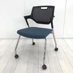 【小さめの肘がついたスタイリッシュなデザイン！】■オカムラ(okamura)製　パート(Part)シリーズ　スタッキングチェア　ミーテイングチェア　■キャスター付き　■座面：ブルー/背面樹脂メッシュ：ブラック【T4】