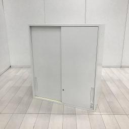 【在庫入替セール品！（本在庫限定価格）】【書類の収納スペースを増やしたい方に！通路脇にも設置可能な引き戸扉の書庫！】■コクヨ（KOKUYO）　エディア　引き違い書庫　2枚引き戸上置きタイプ　ローキャビネット　■ホワイト　■シリンダー錠【弊社使用欄：A01031461】【HU】