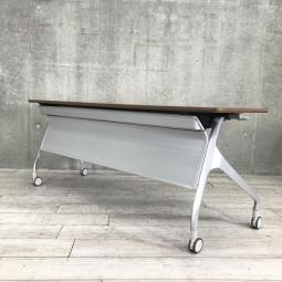 【希少な暗い木目調天板！使わないときは賢く収納！使うときはしっかり機能！】■コクヨ（KOKUYO）製　エピファイ（EPIPHY）シリーズ　サイドスタックテーブル　会議用　W1800×D600×H720mm　■キャスター付き　■ブラウン