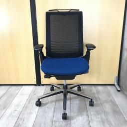 【先進ワークスタイルに対応する革新的機能と最高の座り心地！】■コクヨ製　インスパインチェア　可動肘付　ブルー　ハンガー付　※背メッシュにホツレがあるためお安く！【KOKUYO　INSPINE】