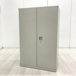 【4/7(火)入荷予定の商品となります】【高さ1250㎜】【オフィスの書類をスッキリ整理！取っ手がどの方向からでも開くマルチハンドルが人気の書庫シリーズ！】■オカムラ(okamura)製　レクトライン(Rectline)シリーズ　両開き書庫　ローキャビネット　H1250㎜　■色：ニューグレー　■シリンダー錠