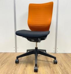 【体の動きをにフォロー！操作レスで姿勢の変化をサポート！】■イトーキ　エピオスチェア　背：アンバーオレンジ　座：ブラック【ITOKI　epios】