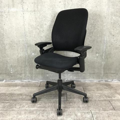 ⑫/26【西】限定1脚　※プロが選ぶ、Steelcaseの定番タスクチェア※■Steelcase（スチールケース）　リープ V2　ハイバック　背面メッシュ　■肘無し　■ブラック【福岡西店在庫】【チェア】【椅子】【イス】【事務椅子】【格安】【安い】【福岡オフィス家具】【福岡中古家具】【中古事務什器】【中古チェア】【中古椅子】