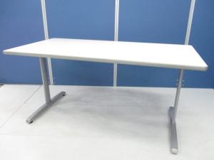 【スタンダードなデザインで様々なスペースにフィット！】■オカムラ製　ミーティングテーブル　W1500×D750×H700mm　ホワイト　■対面4名用！足元スッキリＴ字型脚タイプ！