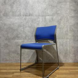 【西】～軽さ×しなやかさ。会議の質を上げるスマートチェア～【オカムラ】【ブルー】【スタッキングチェア】【会議用】【ミーティング】【オフィスチェア】【事務イス】【収納】【中古】【福岡オフィス家具】【福岡中古家具】【中古事務什器】【中古チェア】【中古椅子】