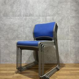 【西】【4脚×１セット！！】～軽さ×しなやかさ。会議の質を上げるスマートチェア～【オカムラ】【ブルー】【スタッキングチェア】【会議用】【ミーティング】【オフィスチェア】【事務イス】【収納】【中古】【福岡オフィス家具】【福岡中古家具】【中古事務什器】【中古チェア】【中古椅子】