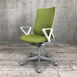 【在庫入替セール】【4脚入荷】【腰まわりをしっかりホールド！長時間作業も快適フィット！】■オカムラ(okamura)製　フルーエント(Fluent)チェア　肘付　ハイバック　背面メッシュ　■固定肘　■グリーン×ホワイトシェル【K4】