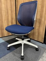 【在庫入れ替え】【前傾チルト機能付き】【オカムラ製品で最も人気を集める高機能メッシュチェア！】■オカムラ(okamura)製　シルフィ(Sylphy)チェア　肘無し　ハイバック　背面メッシュ　■ブルー×ホワイトシェル