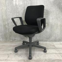 【定価7万円】【快適さと集中力をキープできるセディスタチェア入荷！優しく包み込むような座り心地！】■コクヨ製　セディスタチェア　肘付ローバック　■ブラック　■固定肘