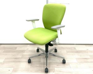 【残り2脚の為、お安く】■オカムラ(okamura)製　スラート(sulato)チェア　肘付　ローバック　クッションタイプ　■可動肘・ハンガー付き　■ライムグリーン×ホワイトシェル