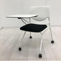 【メモ台付きでミーティングやセミナーを快適に！】■オカムラ（okamura）　ルナ（Runa）チェア　■ネスティングチェア　■背面樹脂メッシュ　■テーブルつき　■ブラック×ホワイトシェル【2603】弊社使用欄【A01069163】