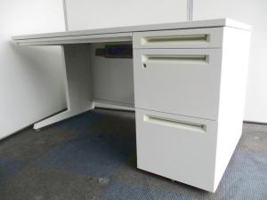 【ホワイト色】片袖机｜オカムラ製ADVANCE(アドバンス)｜W1400広々サイズ　配線タップ付き！※引き出し、脚日焼け有り、ワゴン塗装剥がれ有り(11・12枚目参照)　【AD】