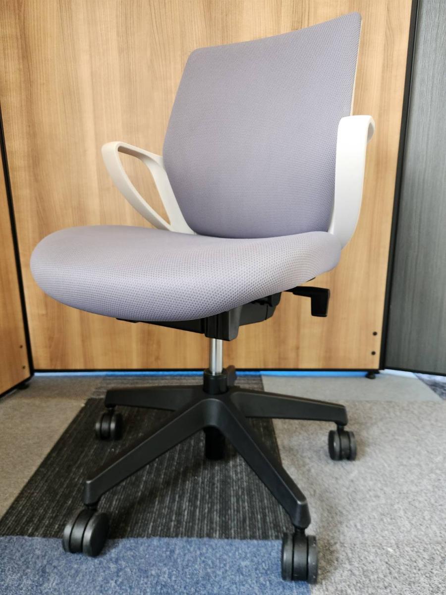 【デスクにスッキリ収納できるコンパクト設計！スマートなデザインで使い勝手が良し！】■コクヨ（KOKUYO）製　ピコラチェア（picora）　肘付き　ローバック　■グレー × ホワイトシェル　脚ブラック
                        ピコラ チェア
                                    中古
            